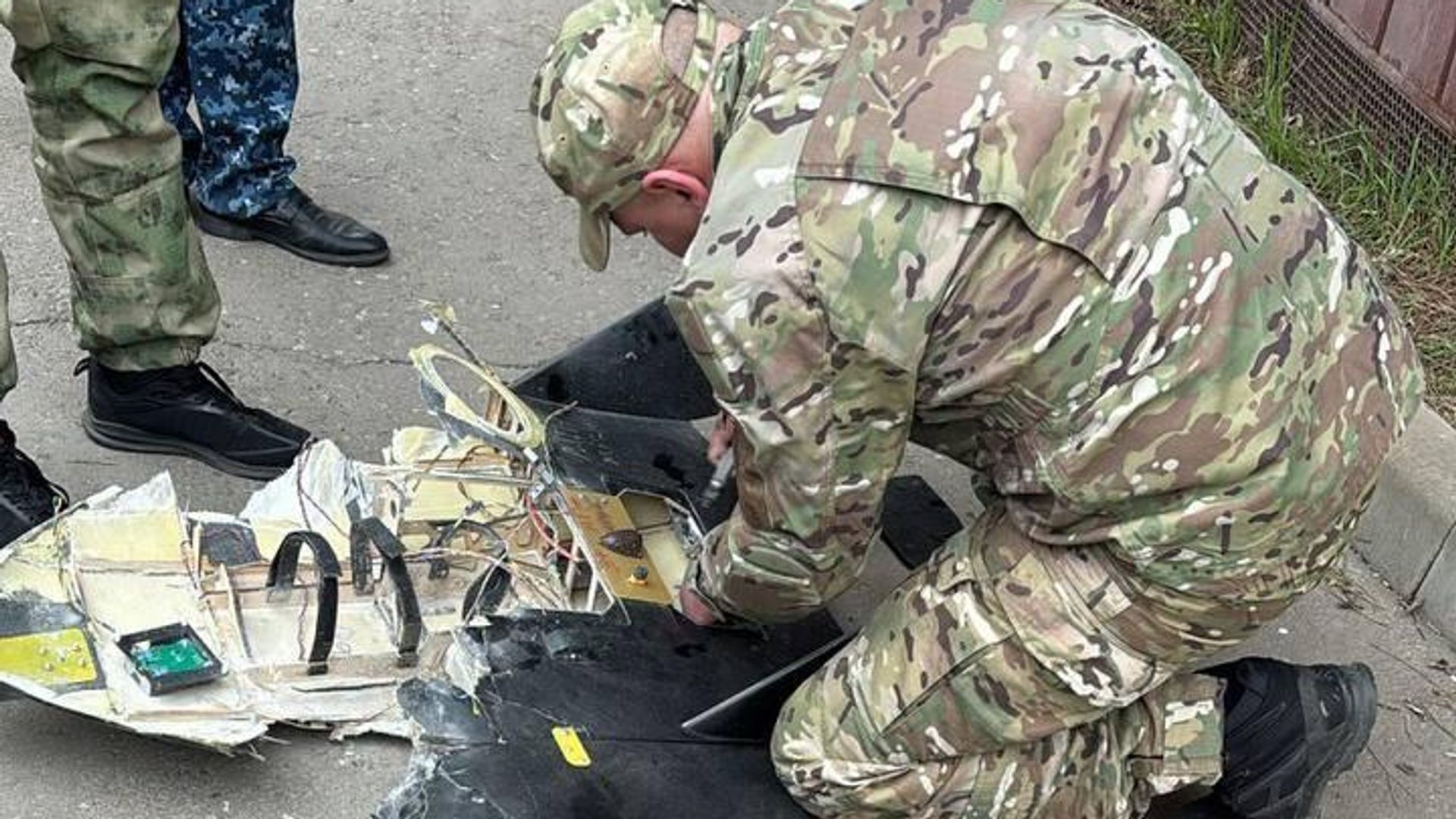 Саперы обезвредили БПЛА, застрявший на бельевых веревках в доме в Аксае Ростовской области Саперы обезвредили БПЛА, застрявший на бельевых веревках в доме в Аксае Ростовской области - РИА Новости, 1920, 09.04.2025