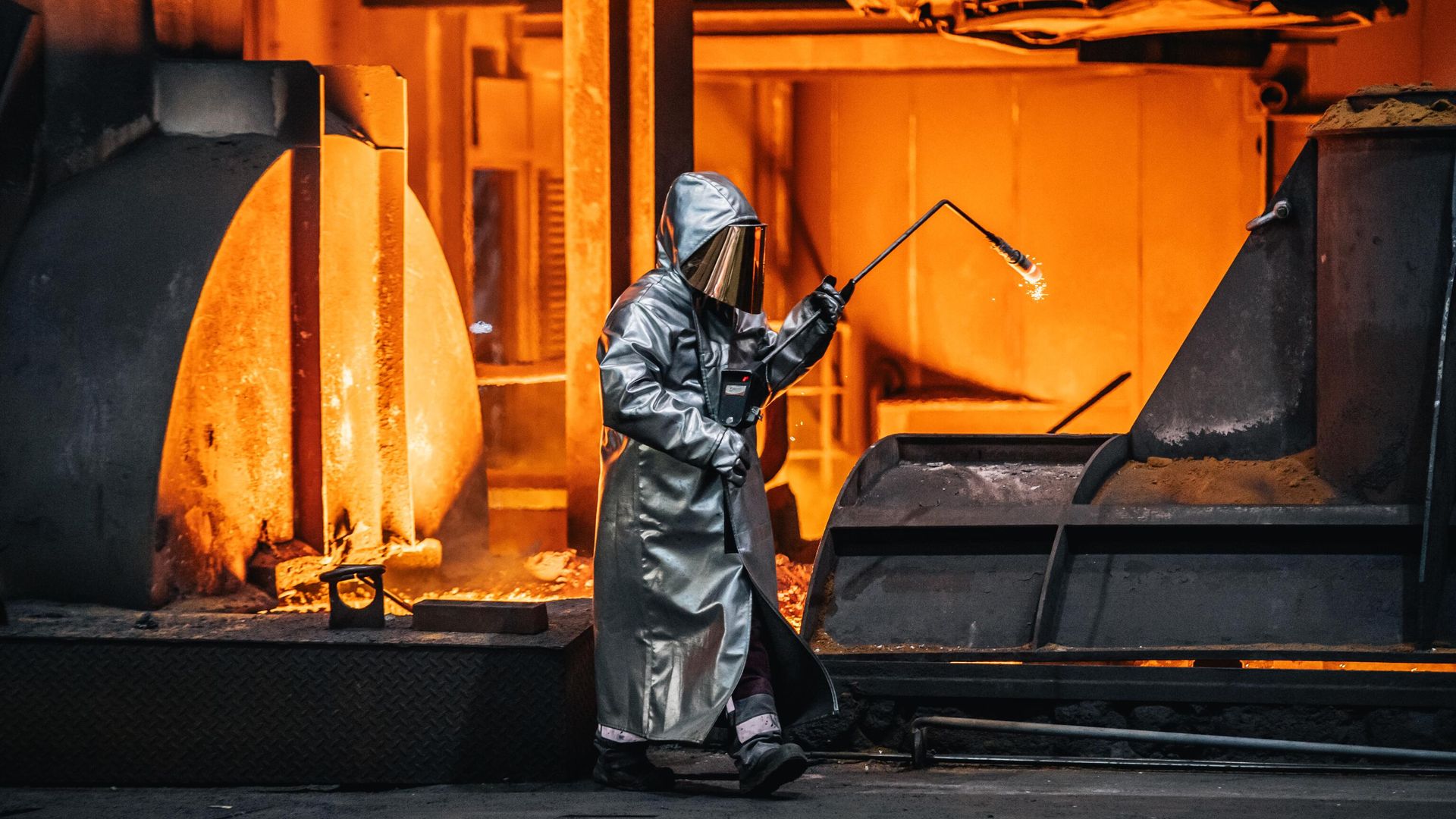 Рабочий на сталелитейном заводе Thyssenkrupp в Дуйсбурге - РИА Новости, 1920, 07.09.2025