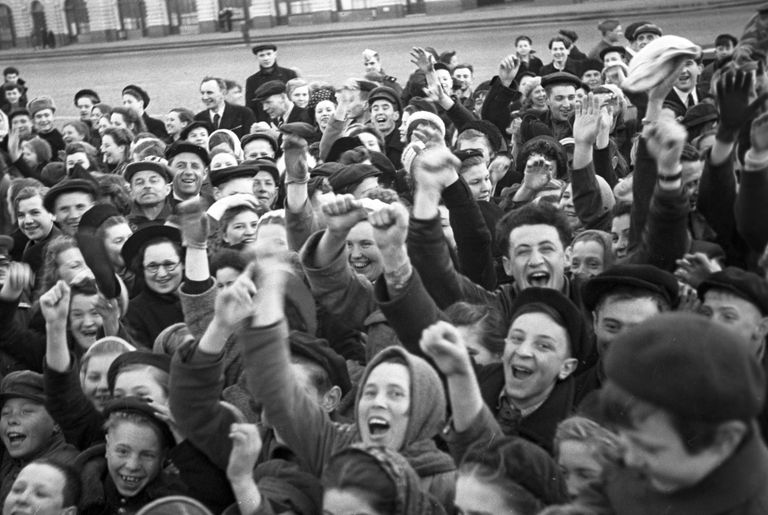 Москвичи на Красной площади утром в День Победы советского народа в Великой Отечественной войне 1941-1945 годов