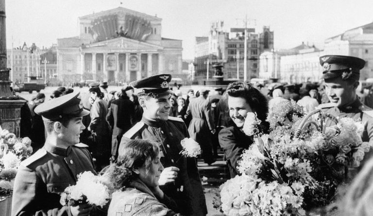В День победы 9 мая 1945 года в центре Москвы у Большого театра