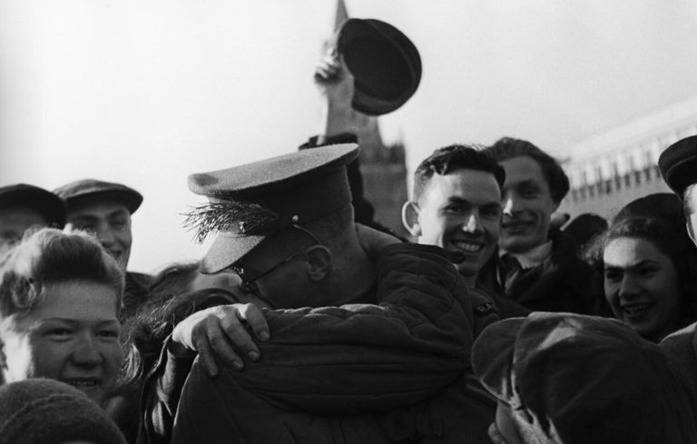 На Красной площади в день окончания Великой Отечественной войны. Москва, 9 мая 1945 года