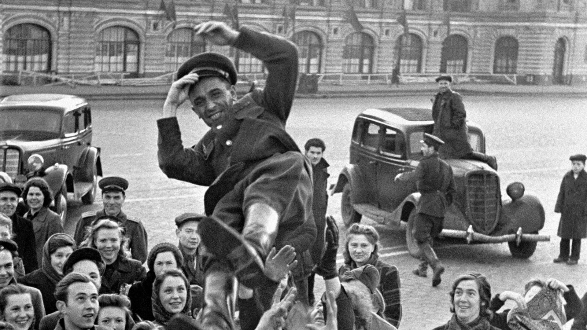 Празднование Дня Победы 9 мая 1945 года на Красной площади в Москве Празднование Дня Победы 9 мая 1945 года на Красной площади в Москве - РИА Новости, 1920, 06.05.2025
