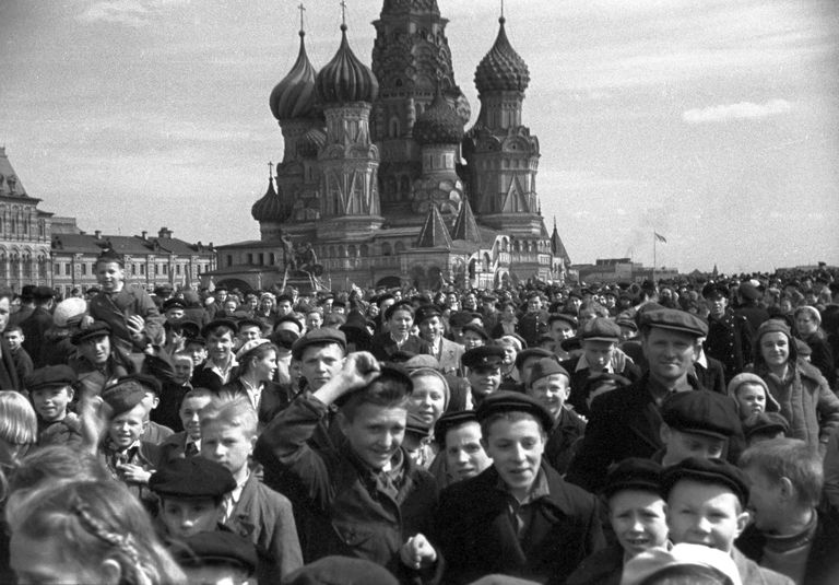 Народное гулянье на Красной площади в честь победы советского народа над фашистской Германией в Великой Отечественной войне 1941-1945 годов