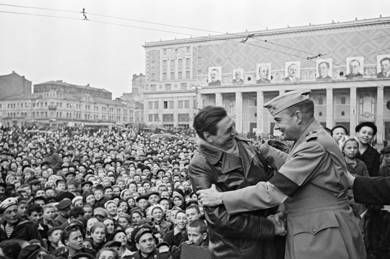 Встреча американских офицеров на митинге в честь Победы на площади Маяковского в Москве