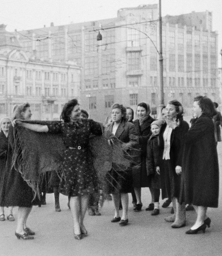 Жители Москвы на улицах города в День Победы 9 мая 1945 года