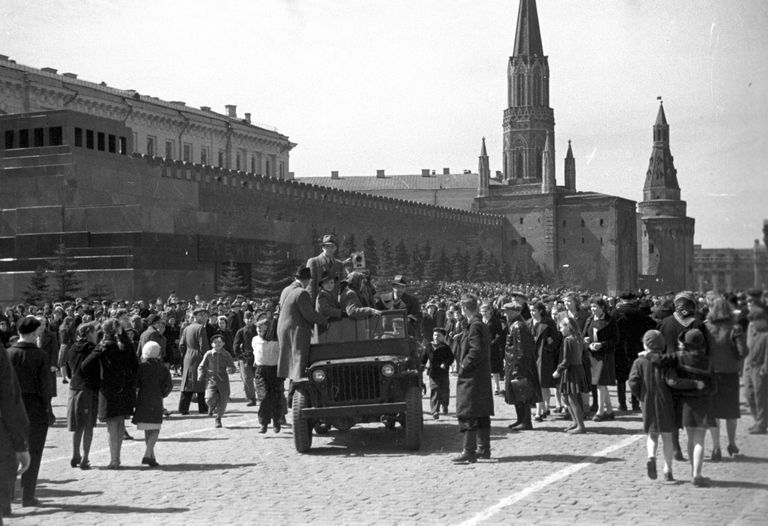 Народное гулянье на Красной площади в честь Победы советского народа над фашистской Германией в Великой Отечественной войне 1941-1945 годов