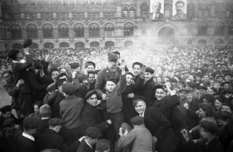 Москвичи на Красной площади в День Победы 9 мая 1945 года