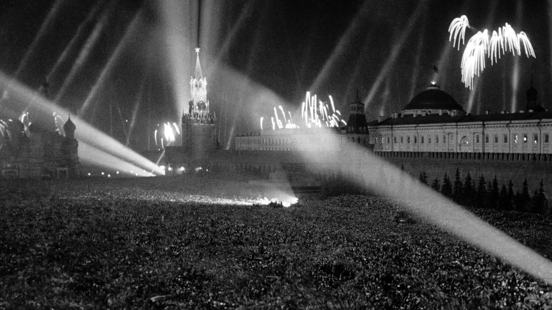 Салют Победы на Красной площади. 9 мая 1945 года Салют Победы на Красной площади. 9 мая 1945 года - РИА Новости, 1920, 05.05.2025