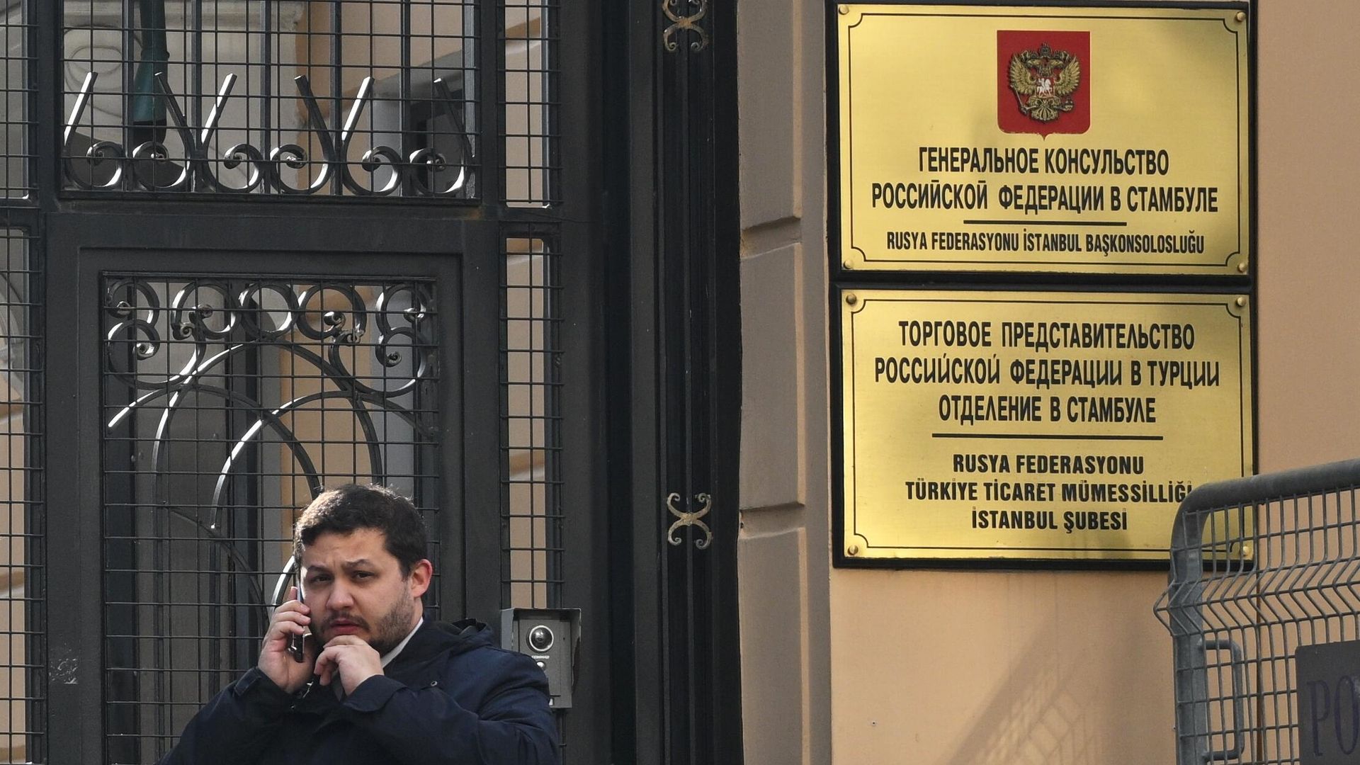 Обстановка у генерального консульства России в Стамбуле перед началом переговоров между делегациями России и США Обстановка у генерального консульства России в Стамбуле перед началом переговоров между делегациями России и США - РИА Новости, 1920, 10.04.2025