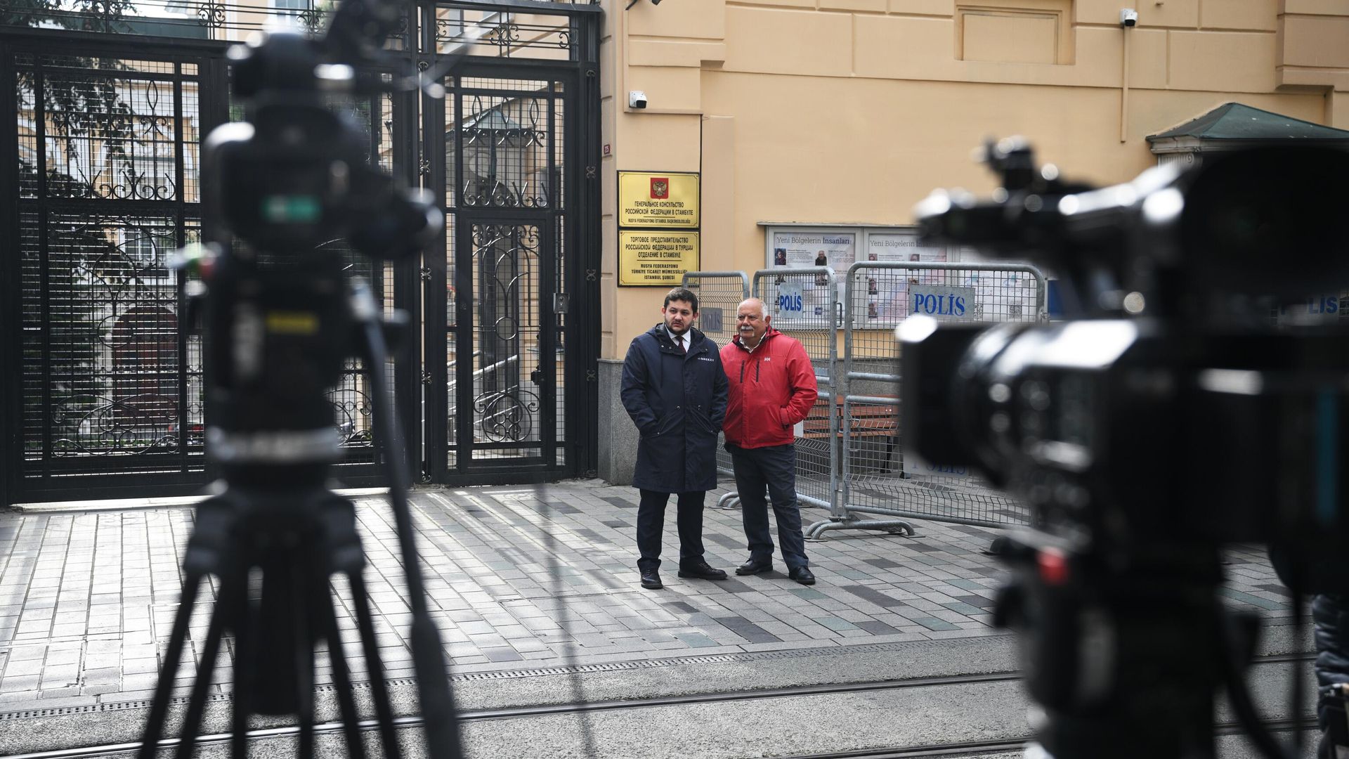 Обстановка у генерального консульства России в Стамбуле перед началом переговоров между делегациями России и США Обстановка у генерального консульства России в Стамбуле перед началом переговоров между делегациями России и США - РИА Новости, 1920, 10.04.2025