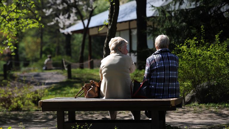 Женщины наблюдают за цветением сакуры в Главном ботаническом саду имени Н.В.Цицина Российской академии наук (РАН) в Москве