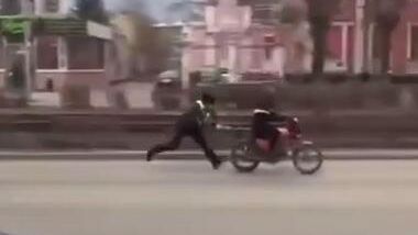 Полицейский в Барнауле остановил 15-летнего нарушителя, на бегу ухватившись за его мотоцикл Полицейский в Барнауле остановил 15-летнего нарушителя, на бегу ухватившись за его мотоцикл - РИА Новости, 1920, 10.04.2025