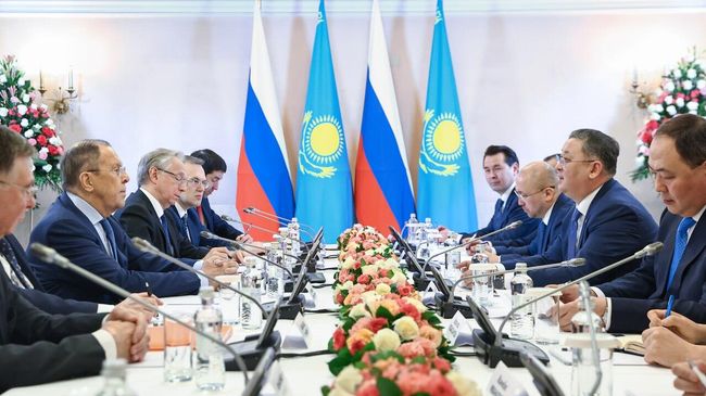Глава МИД России Сергей Лавров и министр иностранных дел Республики Казахстан Мурат Нуртлеу во время встречи