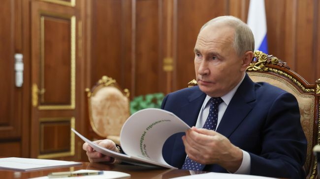 Президент Владимир Путин встретился с директором Дом.РФ Виталием Мутко