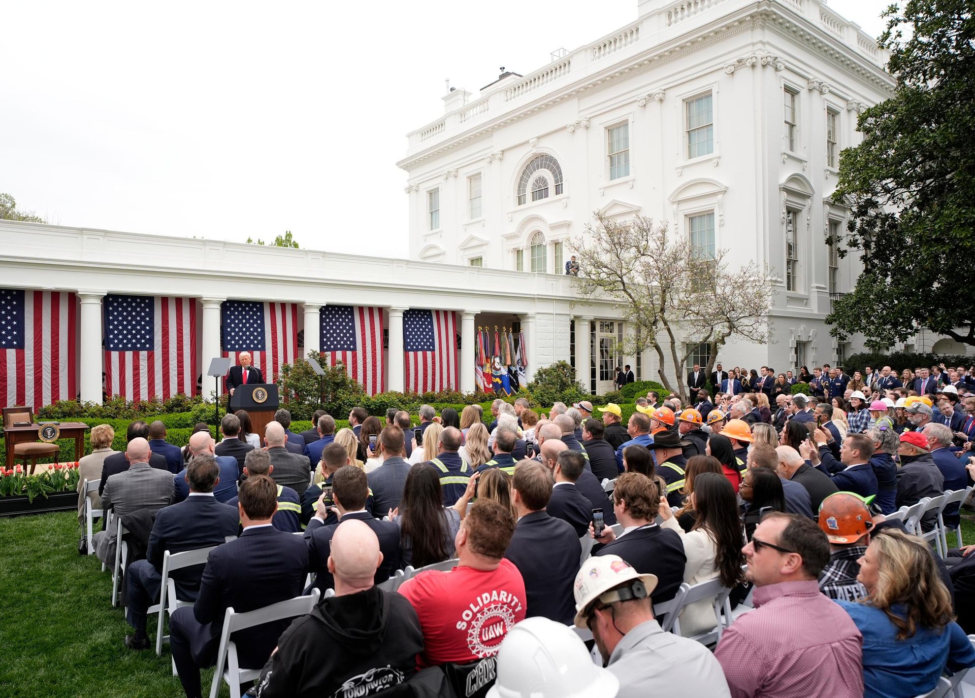 Президент США Дональд Трамп выступает на пресс-конференции в розовом саду Белого дома в Вашингтоне после введения новых пошлин Президент США Дональд Трамп выступает на пресс-конференции в розовом саду Белого дома в Вашингтоне после введения новых пошлин - РИА Новости, 1920, 11.04.2025