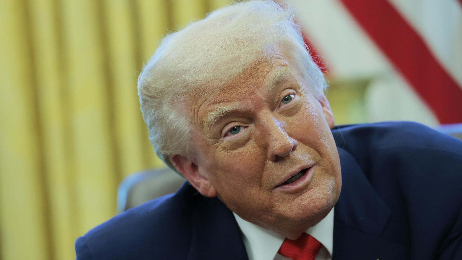 Президент США Дональд Трамп отвечает на вопросы журналистов после решения о приостановке действия введенных им пошлин на 90 дней. 9 апреля 2025 Президент США Дональд Трамп отвечает на вопросы журналистов после решения о приостановке действия введенных им пошлин на 90 дней. 9 апреля 2025 - РИА Новости, 1920, 10.04.2025