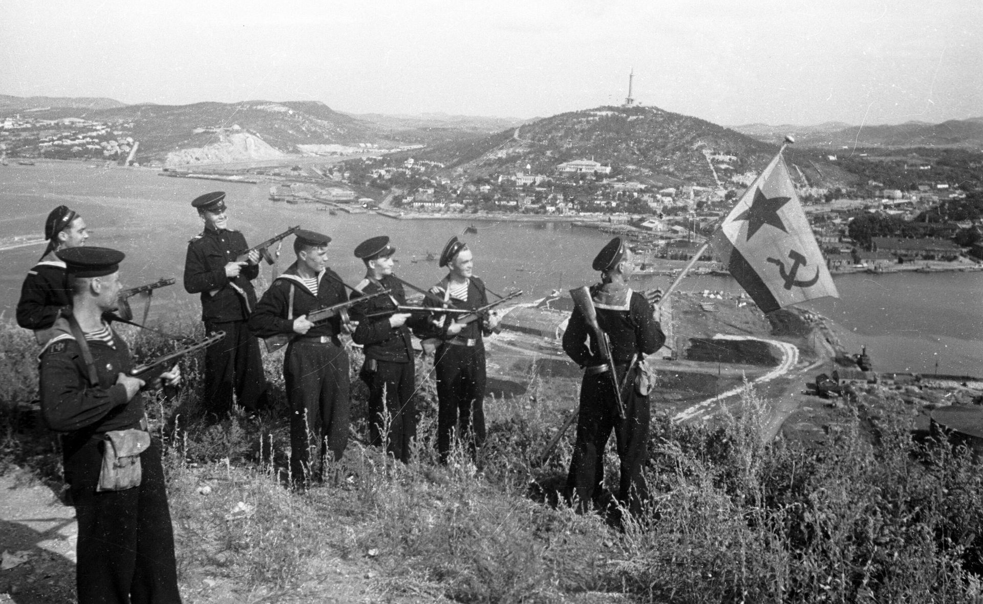 Моряки-десантники Тихоокеанского флота с Военно-морским флагом СССР после взятия Порт-Артура. Моряки-десантники Тихоокеанского флота с Военно-морским флагом СССР после взятия Порт-Артура. - РИА Новости, 1920, 14.05.2026