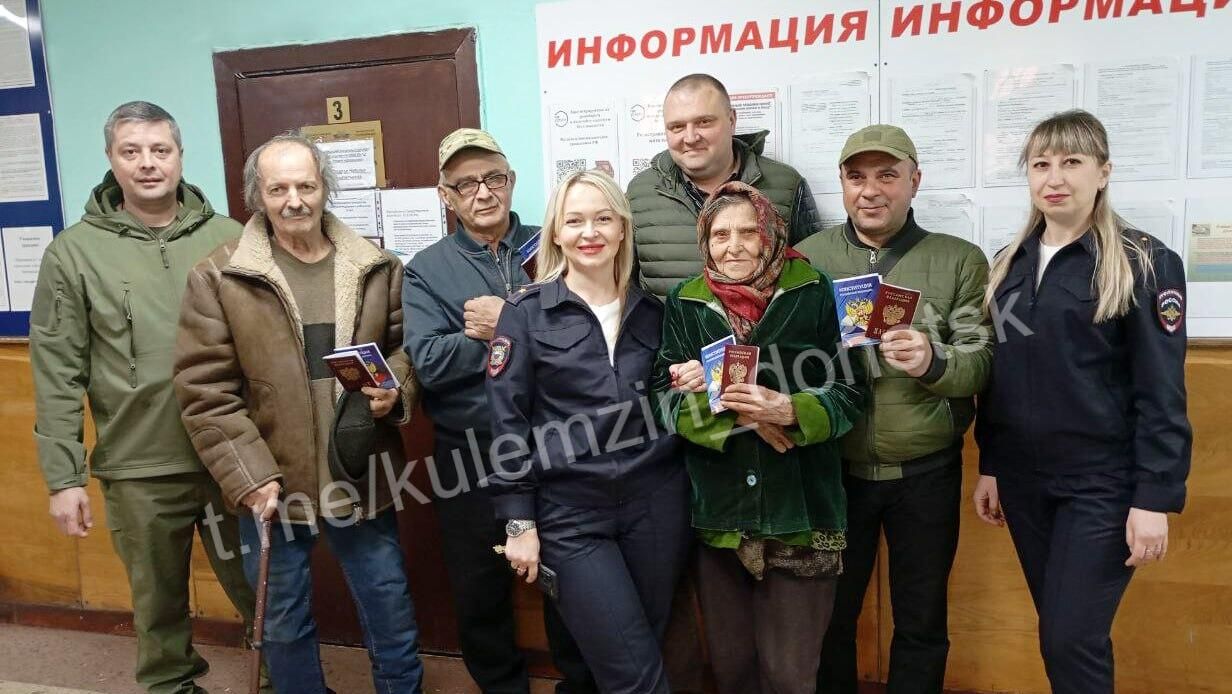 Жители освобожденной Красногоровки в ДНР, получившие российские паспорта Жители освобожденной Красногоровки в ДНР, получившие российские паспорта - РИА Новости, 1920, 10.04.2025