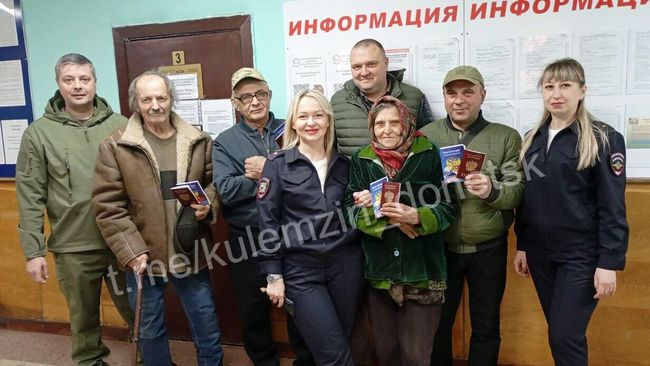 Жители освобожденной Красногоровки в ДНР, получившие российские паспорта