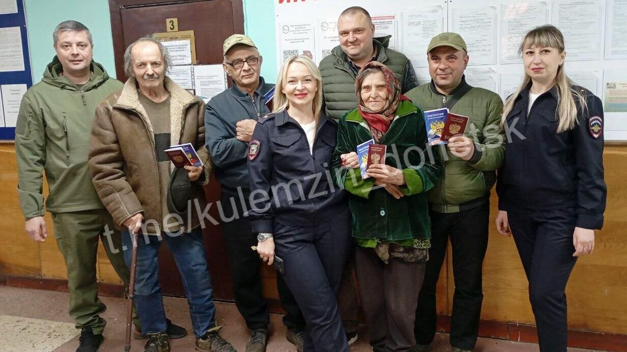Жители освобожденной Красногоровки в ДНР, получившие российские паспорта - РИА Новости, 1920, 10.04.2025