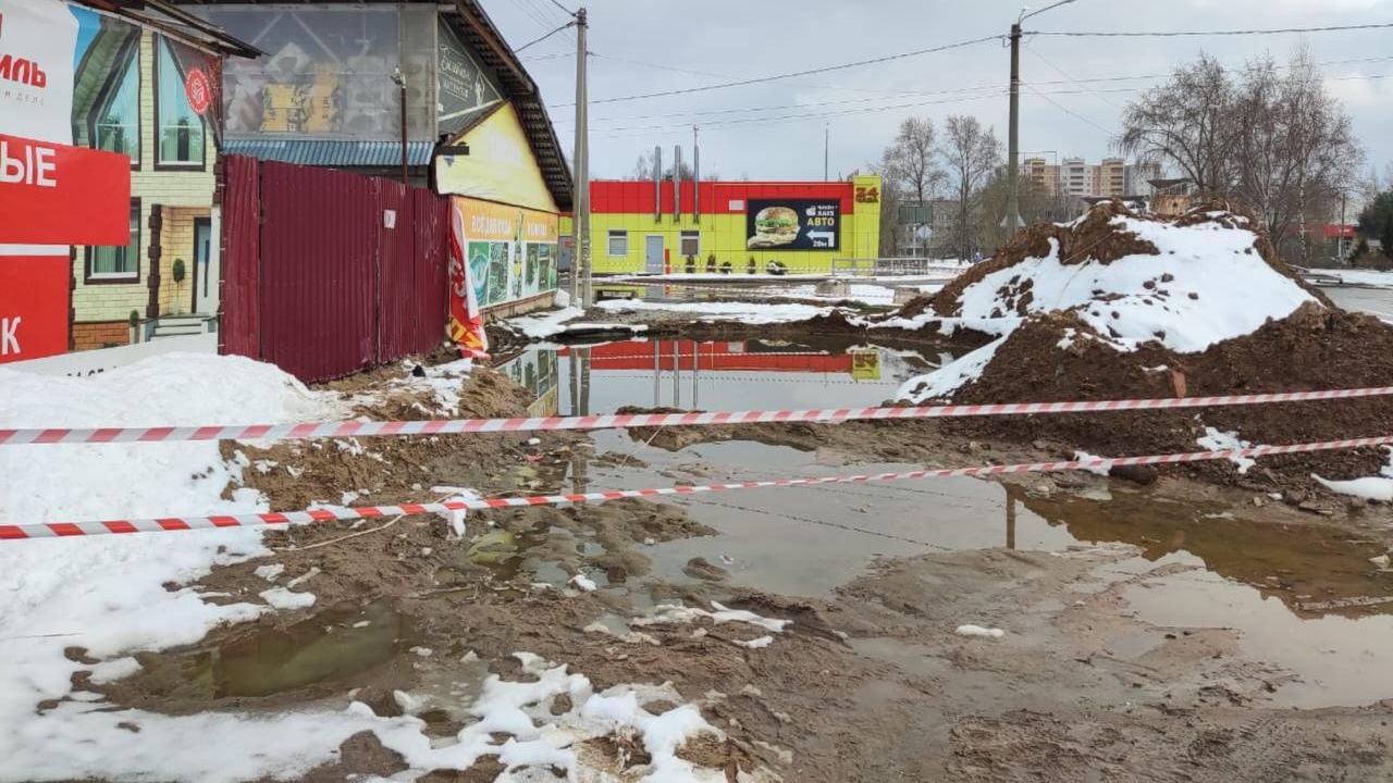 Место происшествия, где мужчина упал в яму с водой, образовавшуюся при ремонтных работах, в Конаково Тверской области Место происшествия, где мужчина упал в яму с водой, образовавшуюся при ремонтных работах, в Конаково Тверской области - РИА Новости, 1920, 10.04.2025