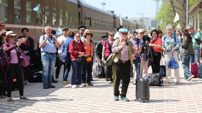 Туристы из стран Европы на вокзале в Бишкеке, Киргизия