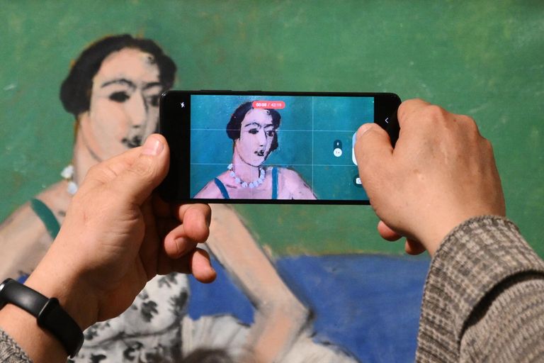 Посетитель фотографирует картину художника Анри Матисса Балерина на выставке Танец XX века. Матисс, Малевич, Дягилев, Кандинский и другие в Еврейском музее и центре толерантности в Москве Посетитель фотографирует картину художника Анри Матисса Балерина на выставке Танец XX века. Матисс, Малевич, Дягилев, Кандинский и другие в Еврейском музее и центре толерантности в Москве