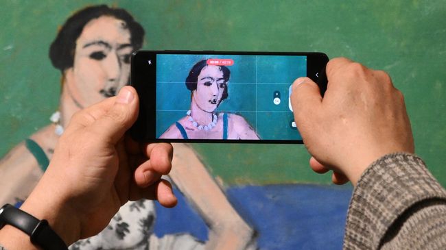 Посетитель фотографирует картину художника Анри Матисса Балерина