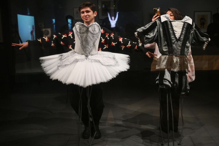 Посетители у экспонатов выставки Танец XX века. Матисс, Малевич, Дягилев, Кандинский и другие в Еврейском музее и центре толерантности в Москве Посетители у экспонатов выставки Танец XX века. Матисс, Малевич, Дягилев, Кандинский и другие в Еврейском музее и центре толерантности в Москве