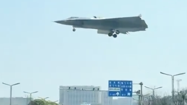 Скриншот видео с китайским самолетом J-36 - РИА Новости, 1920, 14.04.2025