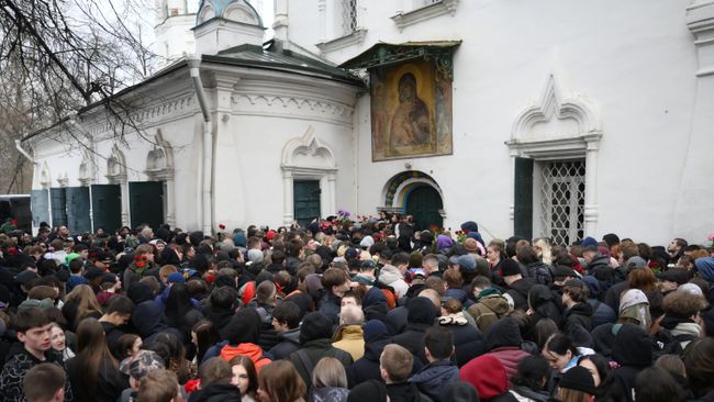 Поклонники рэпера Паши Техника (настоящее имя – Павел Ивлев) возле храма Петра и Павла в Лефортово в Москве. 11 апреля 2025