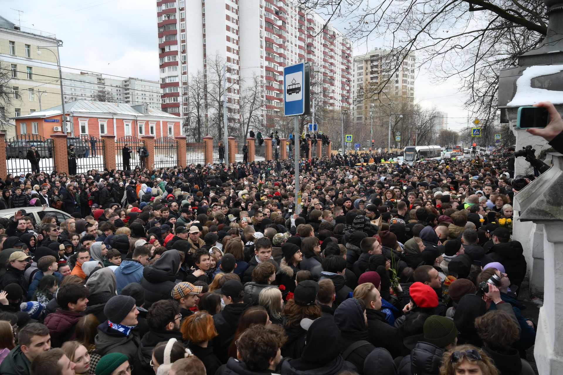Поклонники рэпера Паши Техника (настоящее имя — Павел Ивлев) возле храма Петра и Павла в Лефортово в Москве Поклонники рэпера Паши Техника (настоящее имя — Павел Ивлев) возле храма Петра и Павла в Лефортово в Москве - РИА Новости, 1920, 11.04.2025