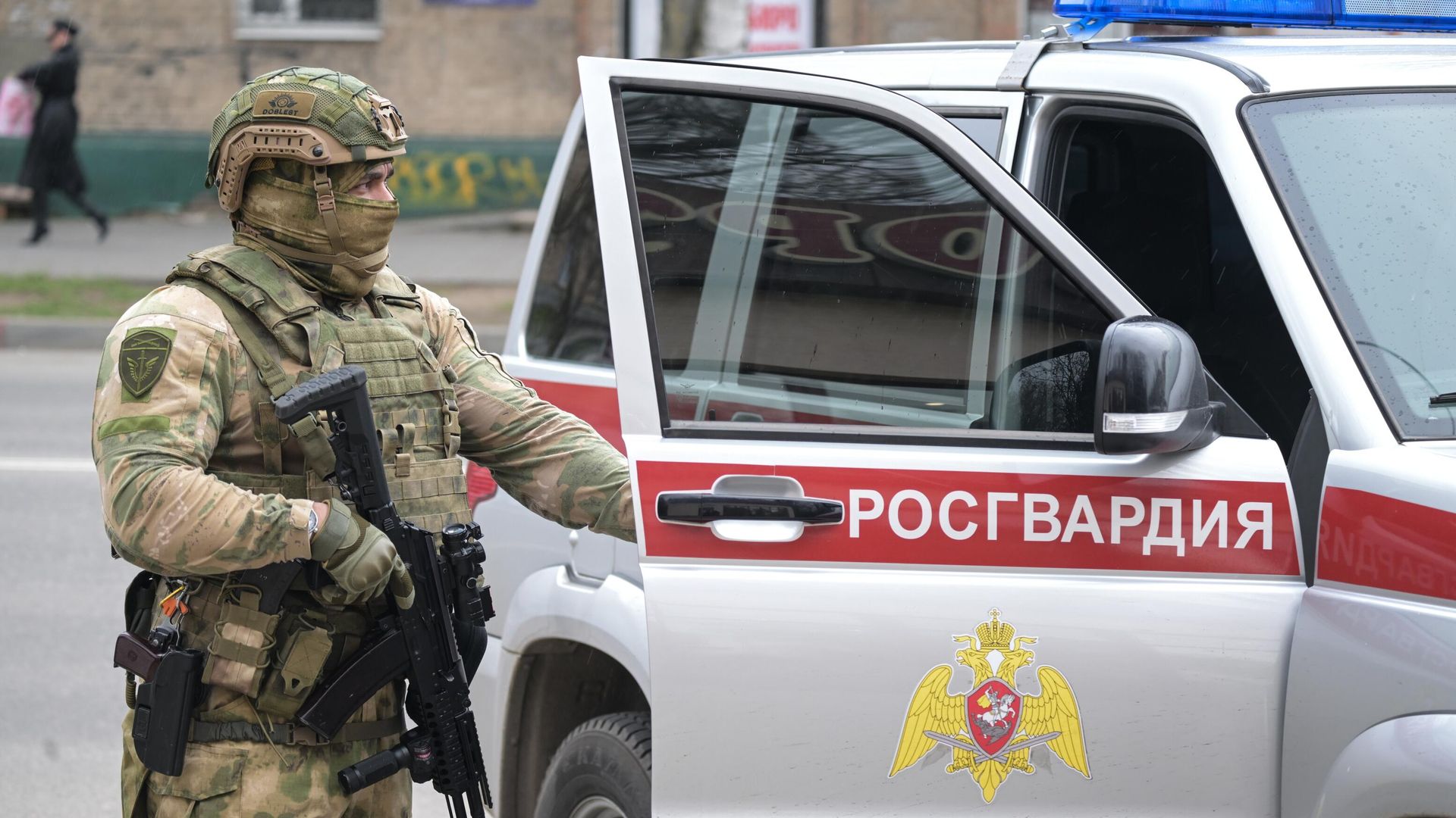 Сотрудник Управления Росгвардии по Запорожской области во время патрулирования городских улиц в Мелитополе Сотрудник Управления Росгвардии по Запорожской области во время патрулирования городских улиц в Мелитополе - РИА Новости, 1920, 12.05.2025