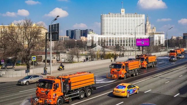 Спецтехника промывает дороги в Москве