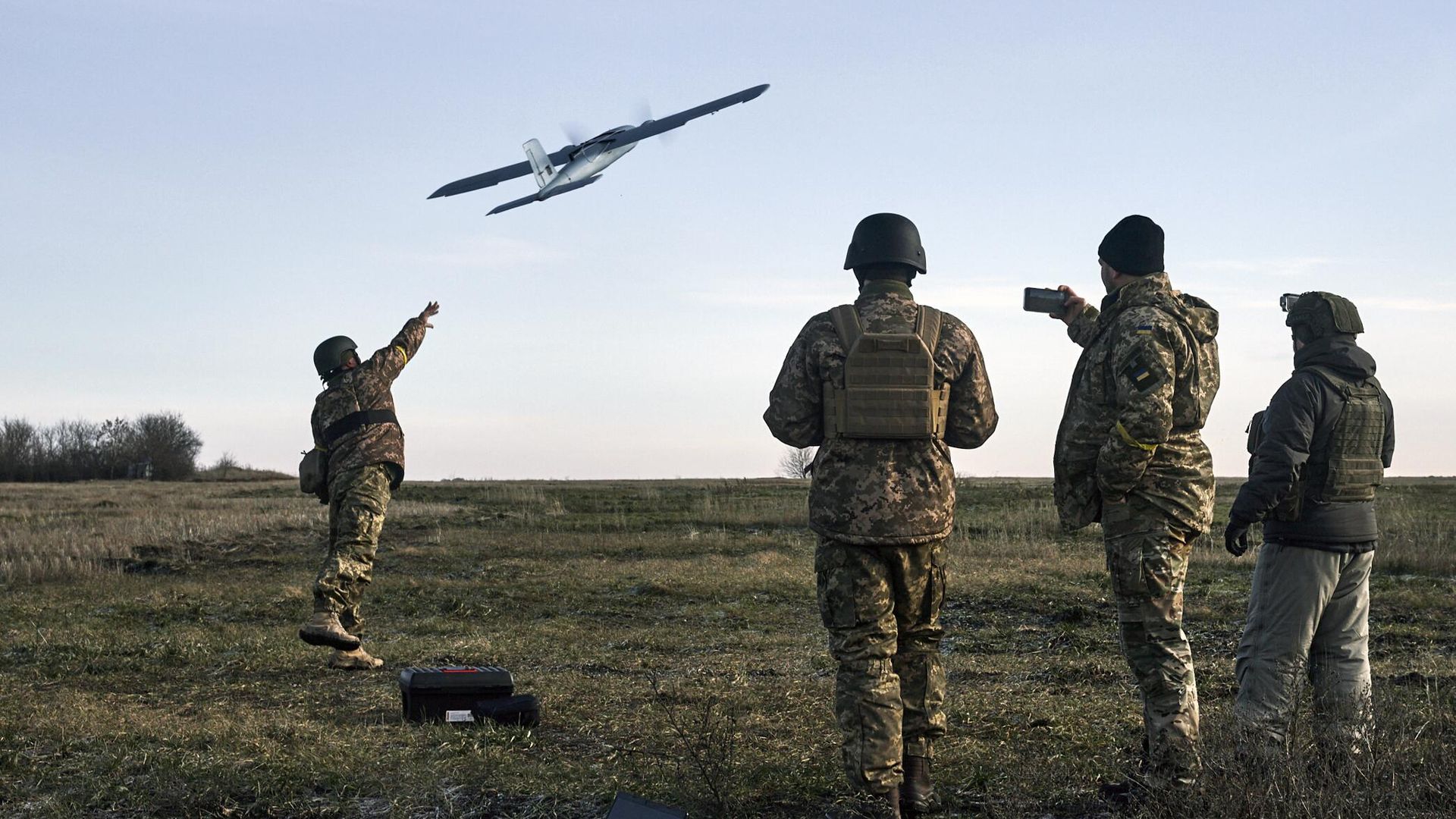 Украинские военные запускают беспилотник - РИА Новости, 1920, 04.08.2025
