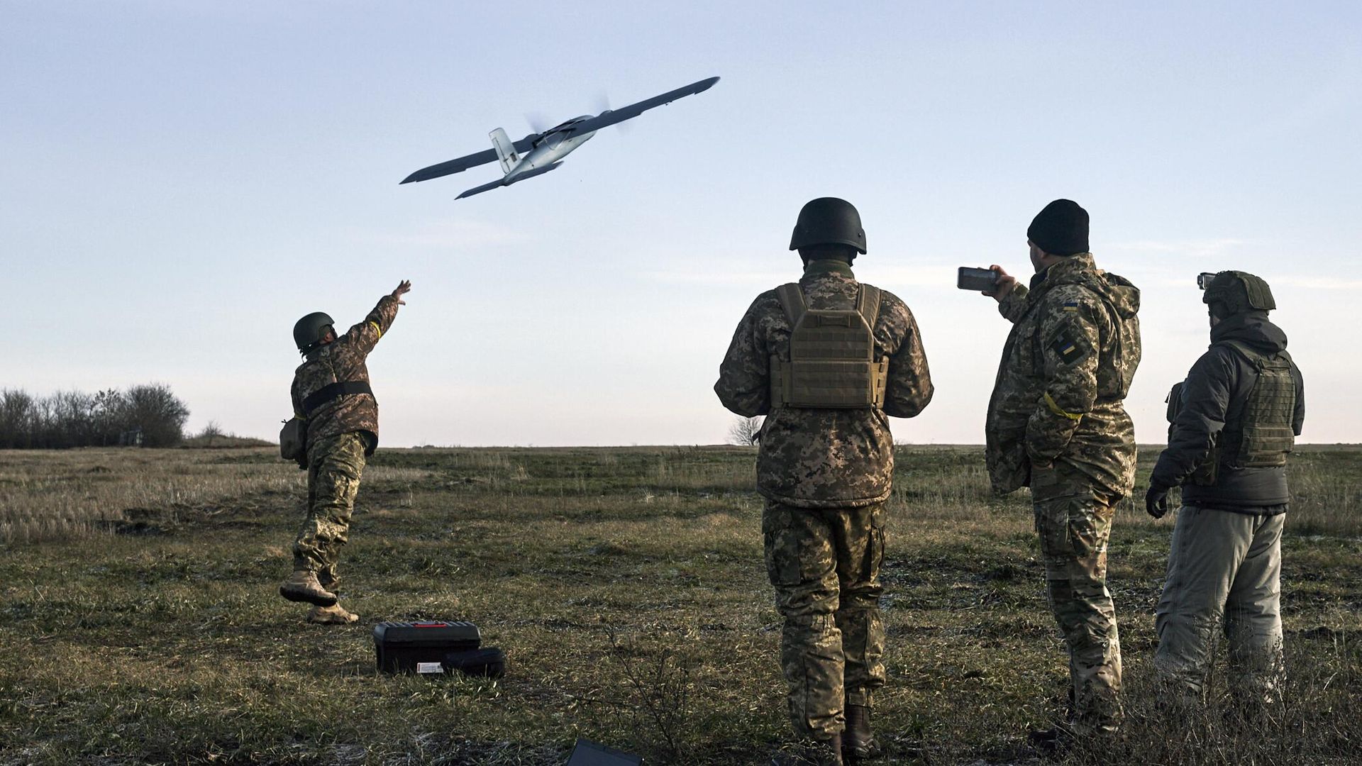Украинские военные запускают беспилотник - РИА Новости, 1920, 25.05.2025