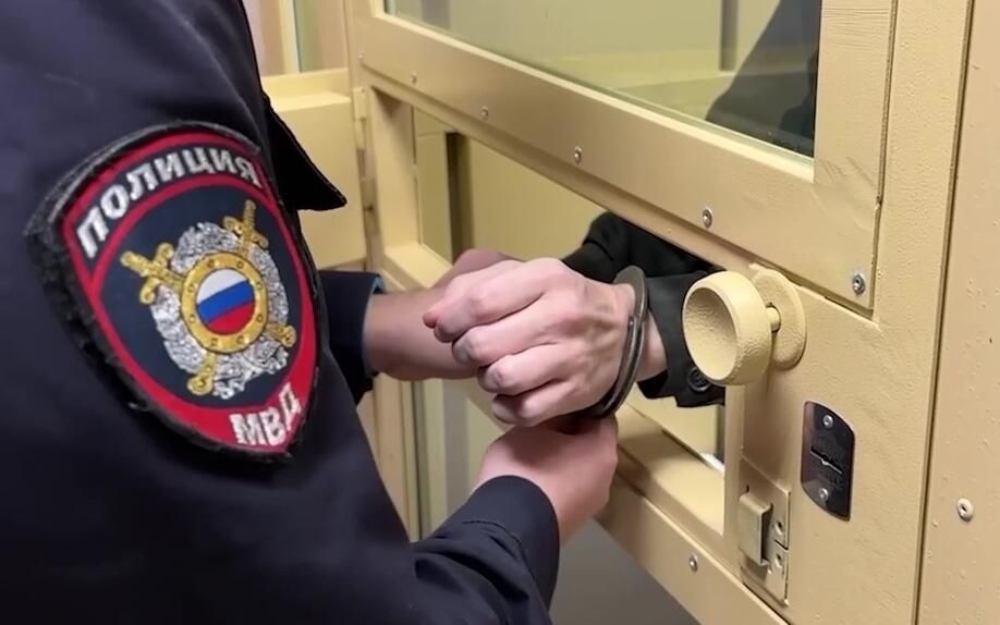 Сотрудник полиции снимает наручники Сотрудник полиции снимает наручники - РИА Новости, 1920, 28.01.2026