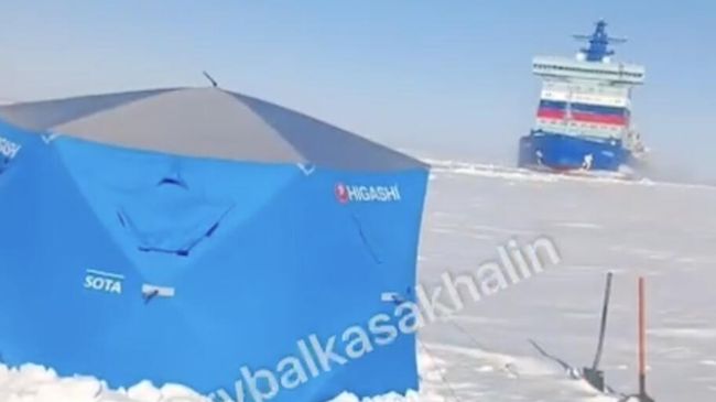 Атомный ледокол Арктика рядом с палаткой на Енисее
