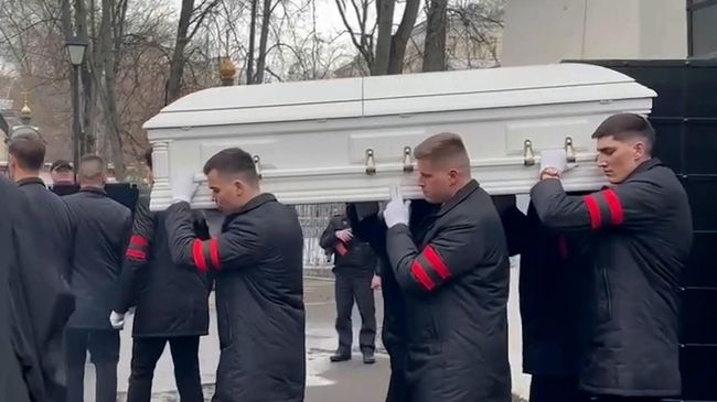 Пашу Техника провожают в последний путь. Кадры из храма Петра и Павла в Лефортово