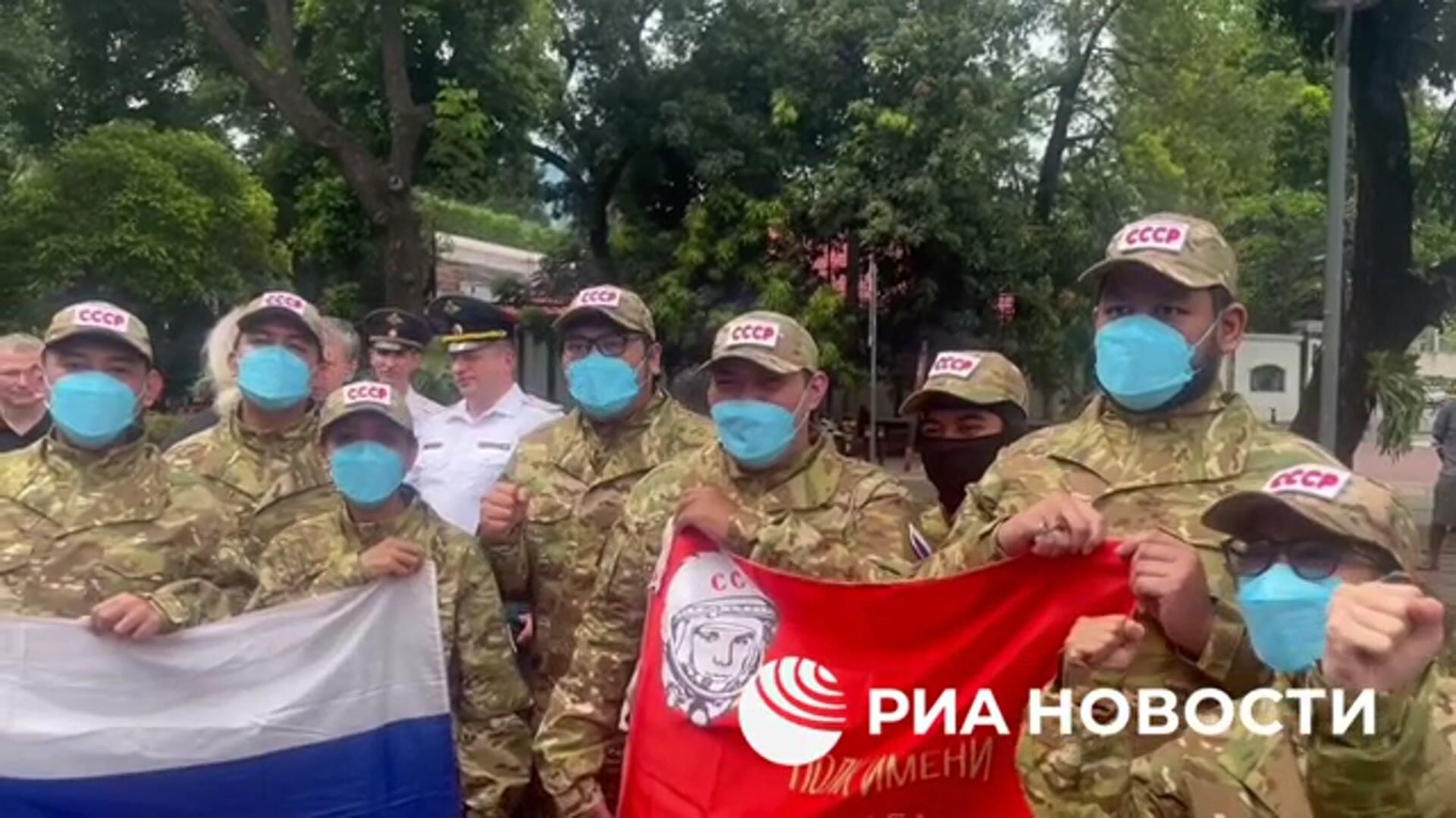 Возложение цветов к памятнику первому космонавту Юрию Гагарину в Джакарте Возложение цветов к памятнику первому космонавту Юрию Гагарину в Джакарте - РИА Новости, 1920, 12.04.2025
