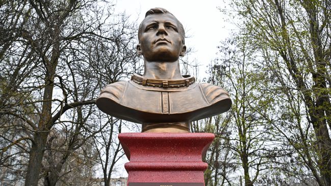 Торжественная церемония открытия памятника летчику-космонавту СССР, Герою Советского Союза Юрию Гагарину в Мелитополе