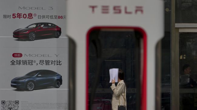 Станция зарядки электромобилей возле дилерского центра Tesla в Пекине, Китай