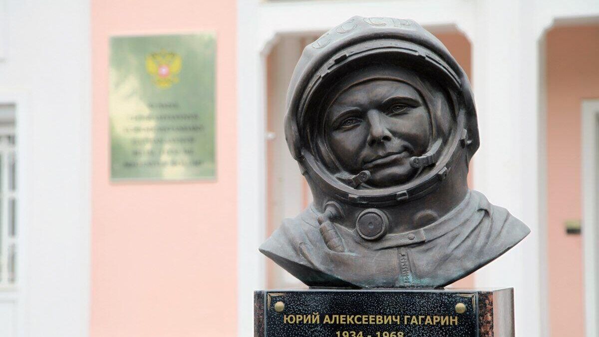 Бюст Юрия Гагарина в Ашхабаде Бюст Юрия Гагарина в Ашхабаде - РИА Новости, 1920, 12.04.2025