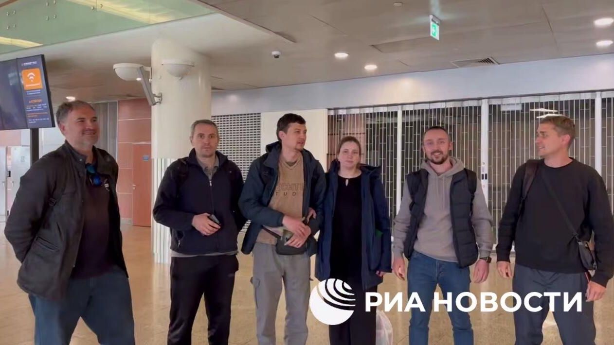 Пятеро из 11 задержанных ранее в Тунисе россиян в московском аэропорту Шереметьево. Кадр видео Пятеро из 11 задержанных ранее в Тунисе россиян в московском аэропорту Шереметьево. Кадр видео - РИА Новости, 1920, 12.04.2025