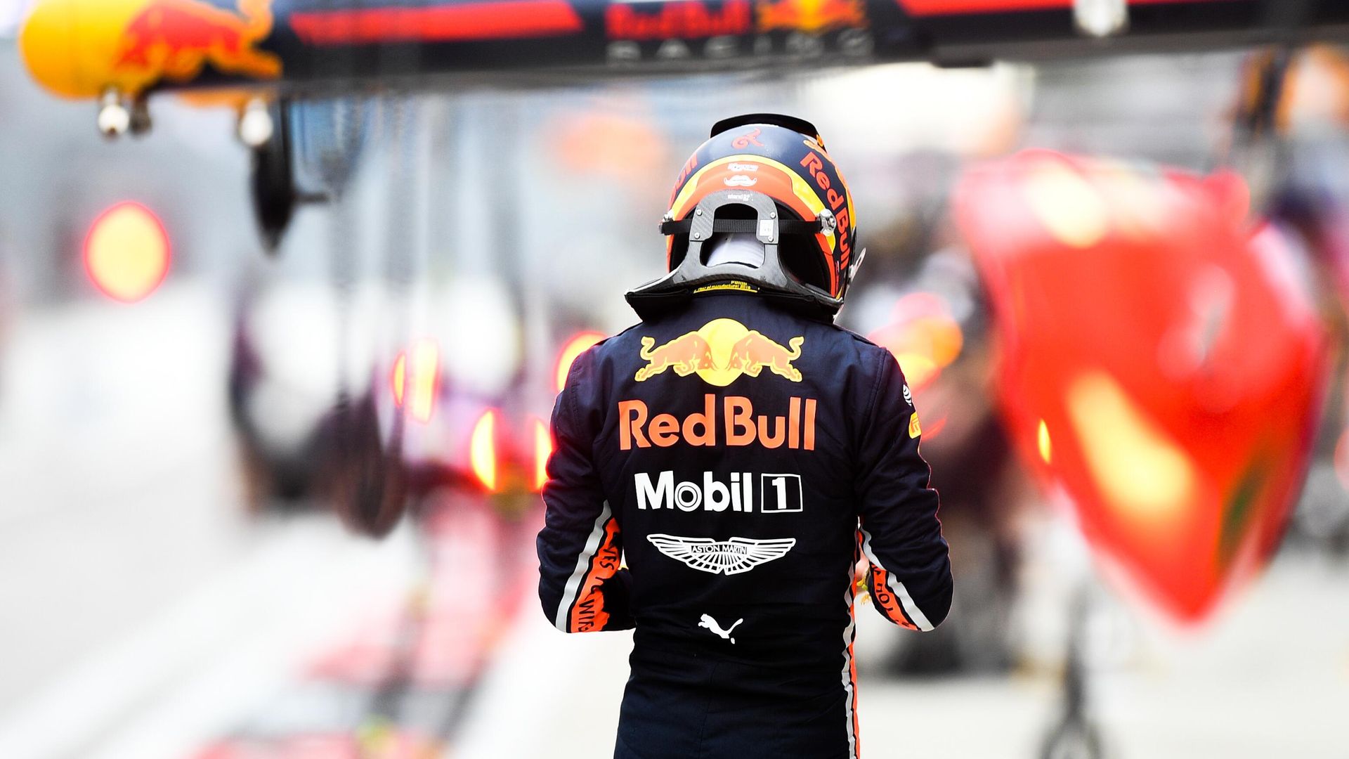Логотип RedBull на форме пилота Логотип RedBull на форме пилота - РИА Новости, 1920, 10.06.2025