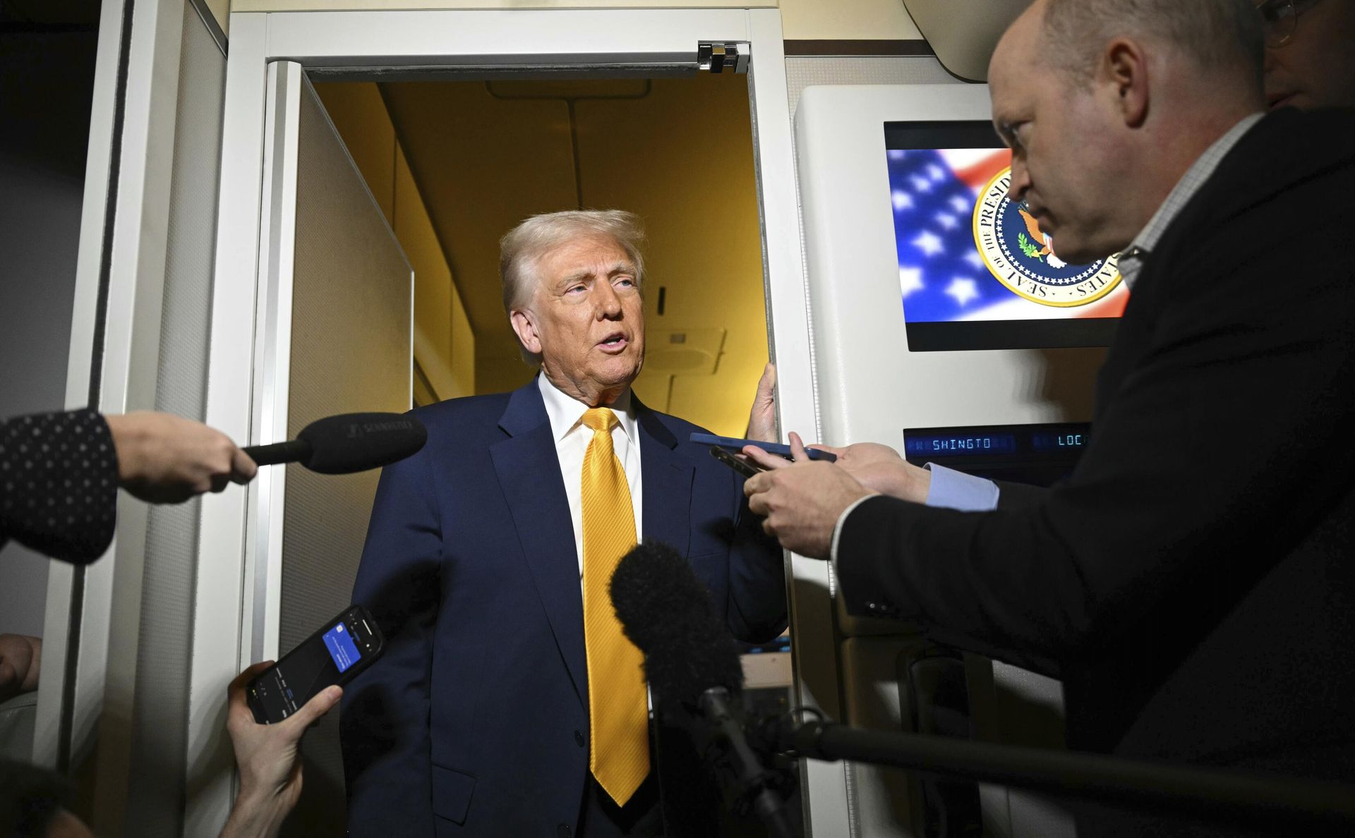 Президент Дональд Трамп общается с журналистами на борту Air Force One Президент Дональд Трамп общается с журналистами на борту Air Force One - РИА Новости, 1920, 17.04.2025
