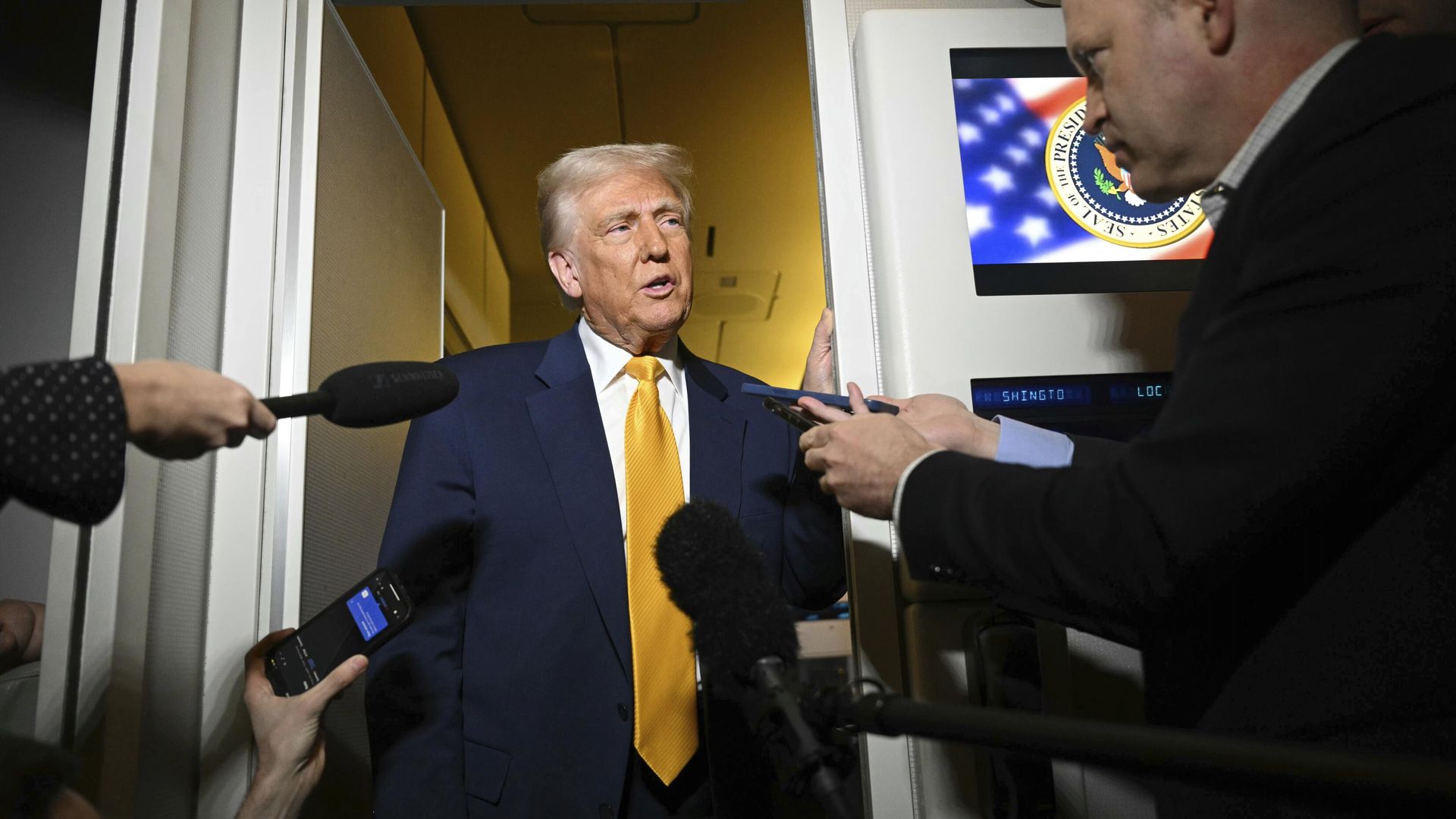 Президент Дональд Трамп общается с журналистами. 13 апреля 2025 Президент Дональд Трамп общается с журналистами. 13 апреля 2025 - РИА Новости, 1920, 14.04.2025