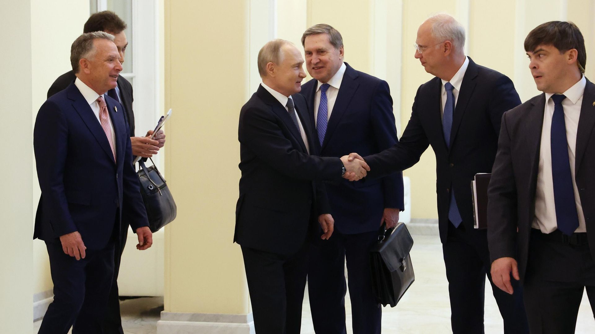Президент России Владимир Путин и спецпосланник президента США по Ближнему Востоку Стивен Уиткофф во время встречи - РИА Новости, 1920, 17.04.2025