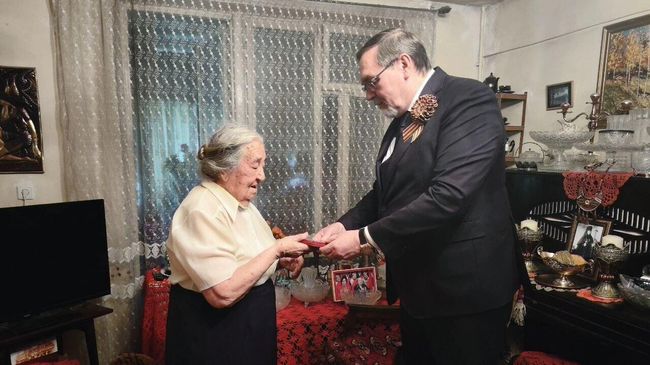 Посол России в Туркмении Иван Волынкин вручил ветеранам Великой Отечественной войны, проживающим в Ашхабаде, юбилейные медали в честь 80-летия Великой Победы