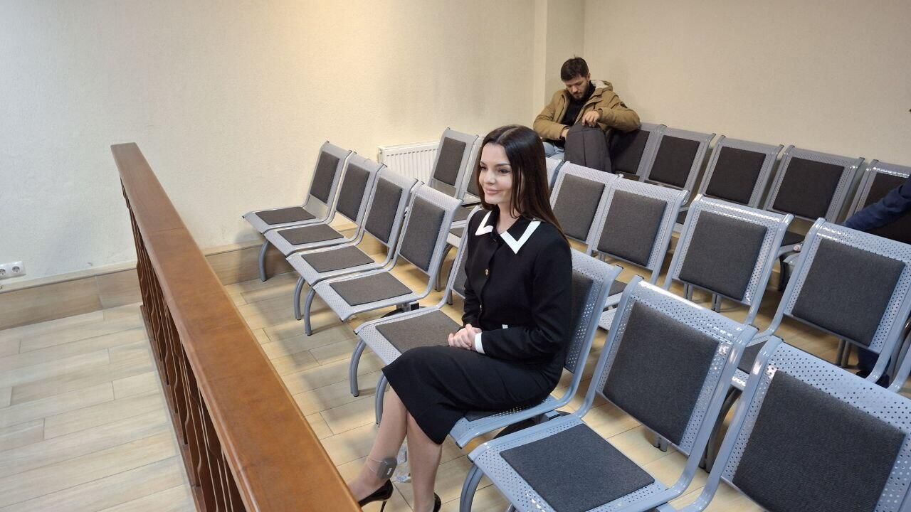 Глава Гагаузской автономии в составе Молдавии Евгения Гуцул пришла в районный суд Кишинева с электронным браслетом слежения на ноге - РИА Новости, 1920, 14.04.2025
